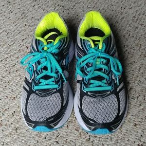 Saucony Everun Guide size 9 wide.